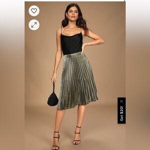 Lulu’s star shine pleated gold midi skirt. NWT size XL
